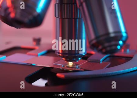 Photo tonifiée d'un objectif de microscope rétroéclairé dans une science laboratoire Banque D'Images