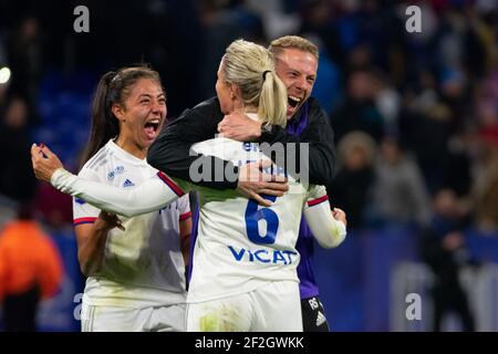 Selma Bacha de l'Olympique Lyonnais et Amandine Henry de l'Olympique Lyonnais célèbrent la victoire après le championnat de France féminin, le match de football D1 Arkema entre l'Olympique Lyonnais et Paris Saint Germain le 16 novembre 2019 au stade Groupama à Decines Charpieu près de Lyon, France - photo Melanie Laurent / A2M Sport Consulting / DPPI Banque D'Images