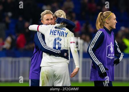 Amandine Henry de l'Olympique Lyonnais célèbre la victoire avec Isobel Christiansen de l'Olympique Lyonnais après le championnat de France féminin, le match de football D1 Arkema entre l'Olympique Lyonnais et Paris Saint Germain le 16 novembre 2019 au stade Groupama à Decines Charpieu près de Lyon, France - photo Melanie Laurent / A2M Sport Consulting / DPPI Banque D'Images
