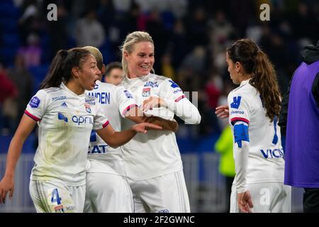 Selma Bacha de l'Olympique Lyonnais et Amandine Henry de l'Olympique Lyonnais célèbrent la victoire après le championnat de France féminin, le match de football D1 Arkema entre l'Olympique Lyonnais et Paris Saint Germain le 16 novembre 2019 au stade Groupama à Decines Charpieu près de Lyon, France - photo Melanie Laurent / A2M Sport Consulting / DPPI Banque D'Images