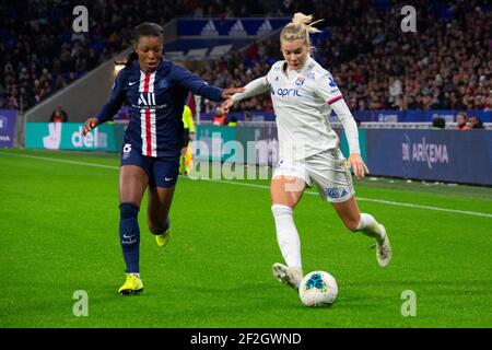 Grace Geyoro de Paris Saint Germain et Ada Hegerberg de l'Olympique Lyonnais se battent pour le ballon lors du championnat de France féminin, D1 Arkema match de football entre l'Olympique Lyonnais et Paris Saint Germain le 16 novembre 2019 au stade Groupama à Decines Charpieu près de Lyon, France - photo Melanie Laurent / A2M Sport Consulting / DPPI Banque D'Images