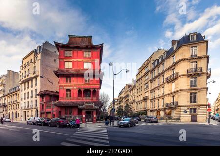 Paris, France - 19 février 2021 : la Pagode de Paris est un bâtiment inhabituel de la Plaine Monceau, commandé en 1926 par Ching Tsai Loo pour être un cultur Banque D'Images