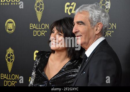 Estelle Denis TV française présentateur et Raymond Domenech ancien entraîneur-chef de France lors de la cérémonie du tapis rouge du ballon d'Or France football 2019 le 2 décembre 2019 au Théâtre Chatelet à Paris, France - photo Antoine Massinon / A2M Sport Consulting / DPPI Banque D'Images