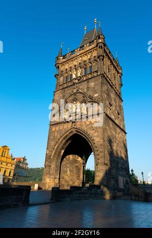 Tour Staromestska sur le pont Charles à Prague au début de la matinée Banque D'Images