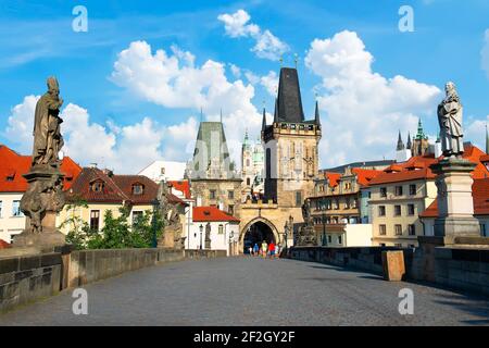 Avis sur des tours et des sculptures du pont Charles à Prague Banque D'Images