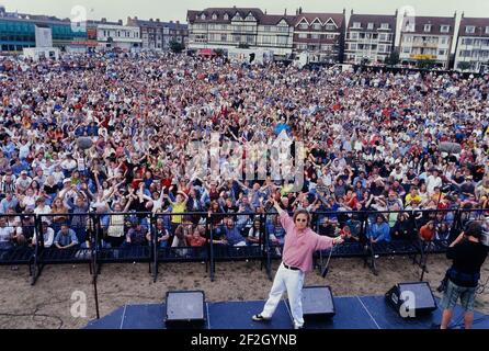 Grande foule à un salon de radio 1 présenté par Simon Mayo. Skegness, Lincolnshire, Angleterre, Royaume-Uni. 29 juillet 1996 Banque D'Images