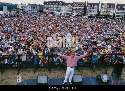 Grande foule à un salon de radio 1 présenté par Simon Mayo. Skegness, Lincolnshire, Angleterre, Royaume-Uni. 29 juillet 1996 Banque D'Images