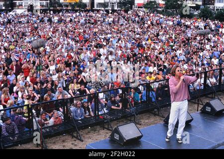 Grande foule à un salon de radio 1 présenté par Simon Mayo. Skegness, Lincolnshire, Angleterre, Royaume-Uni. 29 juillet 1996 Banque D'Images