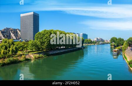 Gratte-ciel du quartier La Défense nationale sur la Seine à Paris, France Banque D'Images