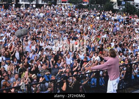 Grande foule à un salon de radio 1 présenté par Simon Mayo. Skegness, Lincolnshire, Angleterre, Royaume-Uni. 29 juillet 1996 Banque D'Images