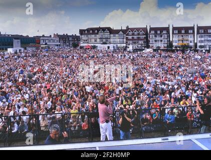 Grande foule à un salon de radio 1 présenté par Simon Mayo. Skegness, Lincolnshire, Angleterre, Royaume-Uni. 29 juillet 1996 Banque D'Images