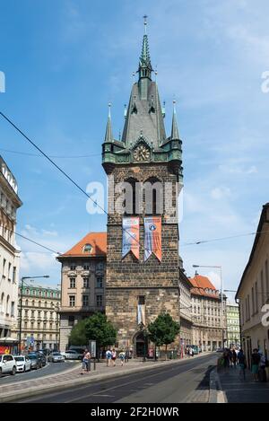 Prague, République Tchèque, 2 août : les Tchéquie et les étrangers qui marchent et visitent la Tour du clocher d'Henry ou la Tour Jindrisska à la Nouvelle ville, Prague 1 le 2 août 2018 à Prague, République Tchèque Banque D'Images