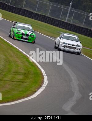 Une photo d'une voiture de course qui fait le circuit d'une piste. Banque D'Images