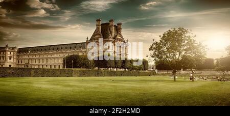 PARIS, FRANCE - 26 AOÛT 2016. Vue sur le Palais du Louvre et son parc verdoyant en été au coucher du soleil Banque D'Images