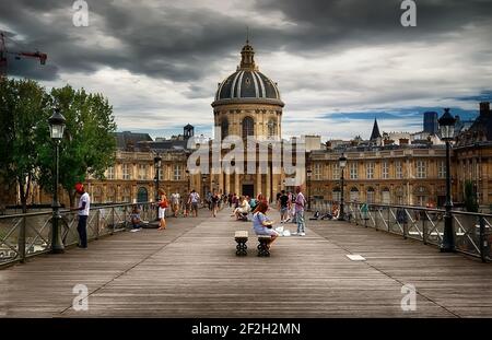 PARIS, FRANCE - Le 26 août 2016. Vue sur façade de l'Institut de France à Paris, du Pont des Arts à jour nuageux Banque D'Images