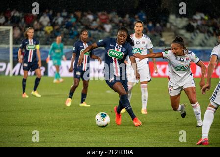 Kadidiatou Diani de Paris Saint Germain et Selma Bacha de l'Olympique Lyonnais se battent pour le ballon lors du match final de la coupe française entre l'Equipe Féminine de l'Olympique Lyonnais et Paris Saint-Germain Féminines (PSG) le 09 août 2020 au stade Abbé-Deschamps, à Auxerre, France - photo Melanie Laurent / A2M Sport Consulting / DPPI Banque D'Images