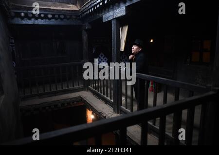 (210312) -- YUSHU, 12 mars 2021 (Xinhua) -- Nyima est vu à l'intérieur d'un bâtiment tibétain traditionnel dans le village de Lemda, canton de Lab du comté de Chindu, préfecture autonome tibétaine de Yushu, province de Qinghai, dans le nord-ouest de la Chine, le 9 mars 2021. Nyima, 40 ans, est né dans une famille d'éleveurs du comté de Chindu, Yushu. Son père est bien connu localement comme un artisan dans l'architecture tibétaine traditionnelle. Influencé par son père, Nyima a montré un grand intérêt pour l'architecture tibétaine traditionnelle depuis son enfance. En 2010, un violent tremblement de terre a secoué Yushu et endommagé de nombreux bâtiments tibétains traditionnels, Banque D'Images