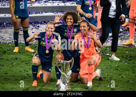 Eugenie le Sommer de l'Olympique Lyonnais, Wendie Renard de l'Olympique Lyonnais et Sarah Bouhadi de l'Olympique Lyonnais célèbrent la victoire après le match de football final de la Ligue des champions des femmes de l'UEFA entre le VFL Wolfsburg et l'Olympique Lyonnais le 30 août 2020 au stade Anoeta de San Sebastian, Espagne - photo Antoine Massinon / A2M Sport Consulting / DPPI Banque D'Images