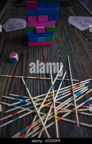 Vue verticale du dessus des bâtons de jeu Mikado et Jenga des blocs de bois colorés sur une table Banque D'Images