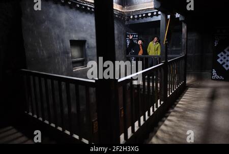 (210312) -- YUSHU, 12 mars 2021 (Xinhua) -- Nyima (L) discute du plan de réparation d'un bâtiment traditionnel qui était autrefois la maison d'un ancien responsable local, dans le village de Lemda, canton de Lab du comté de Chindu, préfecture autonome tibétaine de Yushu, province de Qinghai, dans le nord-ouest de la Chine, 9 mars 2021. Nyima, 40 ans, est né dans une famille d'éleveurs du comté de Chindu, Yushu. Son père est bien connu localement comme un artisan dans l'architecture tibétaine traditionnelle. Influencé par son père, Nyima a montré un grand intérêt pour l'architecture tibétaine traditionnelle depuis son enfance. En 2010, une terre violente Banque D'Images