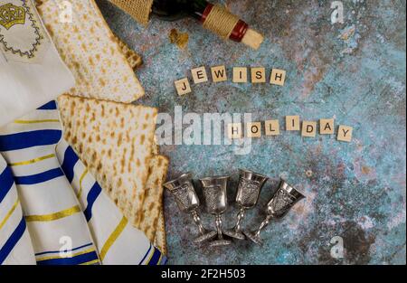 Fête de la famille juive la Pâque sur matzah et quatre tasses pour le vin de la fête de pesach Banque D'Images