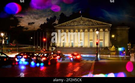 Palais Bourbon Paris illuminée en soirée, France Banque D'Images