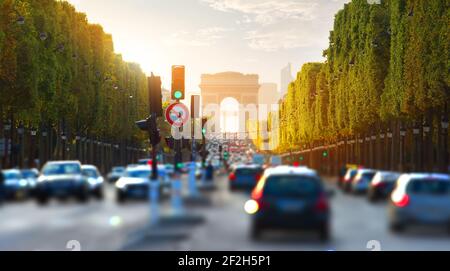 Le trafic sur les Champs Elysées et vue de l'Arc de Triomphe à Paris, France Banque D'Images