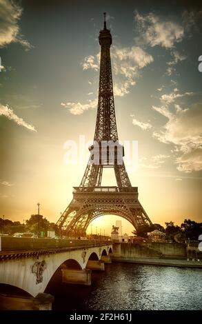 Vue sur la Tour Eiffel et du Pont d'Iena sur la Seine à Paris, France Banque D'Images
