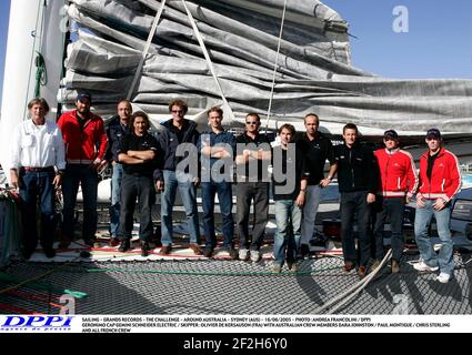 VOILE - GRANDS RECORDS - LE DÉFI - AUTOUR DE L'AUSTRALIE - SYDNEY (AUS) - 16/06/2005 - PHOTO : ANDREA FRANCOLINI / DPPI GERONIMO CAP GEMINI SCHNEIDER ELECTRIC / SKIPPER : OLIVIER DE KERSAUSON (FRA) AVEC LES MEMBRES DE L'ÉQUIPAGE AUSTRALIEN DARA JOHNSTON / PAUL MONTIGUE / CHRIS STERLING ET TOUT L'ÉQUIPAGE FRANÇAIS Banque D'Images