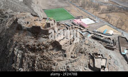 (210312) -- YUSHU, 12 mars 2021 (Xinhua) -- photo aérienne prise le 9 mars 2021 montre un ancien château dans le canton de Lab du comté de Chindu, préfecture autonome tibétaine de Yushu, province de Qinghai, dans le nord-ouest de la Chine. Nyima, 40 ans, est né dans une famille d'éleveurs du comté de Chindu, Yushu. Son père est bien connu localement comme un artisan dans l'architecture tibétaine traditionnelle. Influencé par son père, Nyima a montré un grand intérêt pour l'architecture tibétaine traditionnelle depuis son enfance. En 2010, un violent tremblement de terre a secoué Yushu et endommagé de nombreux bâtiments tibétains traditionnels, qui ont fait de Nyima reali Banque D'Images