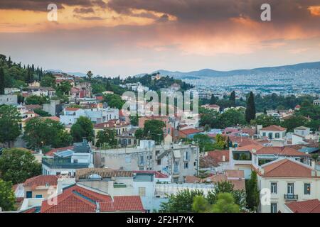 Grèce, Attique, Athènes, vue de Plaka en regardant à travers l'ancien Observatoire national au crépuscule Banque D'Images