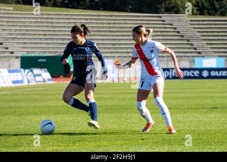 Clara Mateo du FC Paris et Louise Fleury d'EA Guingamp se battent pour le ballon lors du championnat de France des femmes D1 Arkema match de football entre le FC Paris et EA Guingamp le 27 février 2021 au stade Robert Bobin de Bondoufle, France - photo Antoine Massinon / A2M Sport Consulting / DPPI Banque D'Images