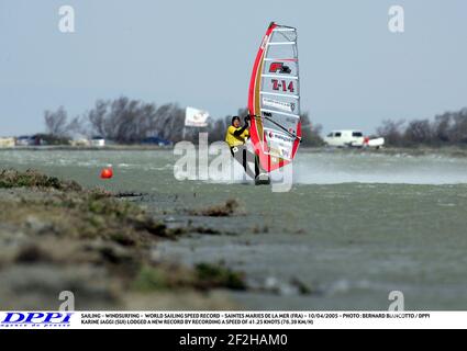 VOILE - PLANCHE À VOILE - RECORD MONDIAL DE VITESSE DE VOILE - SAINTES MARIES DE LA MER (FRA) - 10/04/2005 - PHOTO : BERNARD BIANCOTTO / DPPI KARINE JAGGI (SUI) A DÉPOSÉ UN NOUVEAU RECORD EN ENREGISTRANT UNE VITESSE DE 41.25 NOEUDS (76.39 KM/H) Banque D'Images