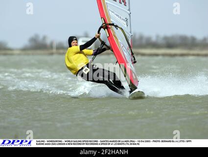 VOILE - PLANCHE À VOILE - RECORD MONDIAL DE VITESSE DE VOILE - SAINTES MARIES DE LA MER (FRA) - 10/04/2005 - PHOTO : BERNARD BIANCOTTO / DPPI KARINE JAGGI (SUI) A DÉPOSÉ UN NOUVEAU RECORD EN ENREGISTRANT UNE VITESSE DE 41.25 NOEUDS (76.39 KM/H) Banque D'Images