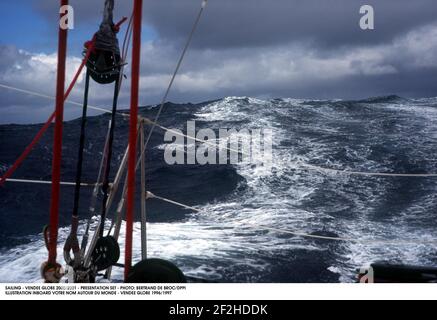 VOILE - VENDÉE GLOBE 2000/2001 - ENSEMBLE DE PRÉSENTATION - PHOTO: BERTRAND DE BROC/DPPI ILLUSTRATION INTÉRIEUR DE VOTRE NOM AUTRE DU MONDE - VENDÉE GLOBE 1996/1997 Banque D'Images