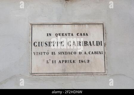 Italie, Lombardie, Crema, via Alemanno Fino Street, plaque commémorant Giuseppe Garibaldi Banque D'Images