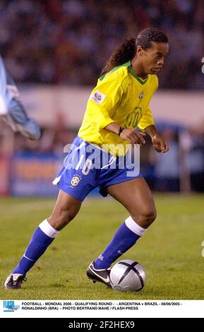 FOOTBALL - MONDIAL 2006 - PARTIE QUALIFIANTE - - ARGENTINE V BRÉSIL - 08/06/2005 - RONALDINHO (BRA) - PHOTO BERTRAND MAHE / FLASH Banque D'Images