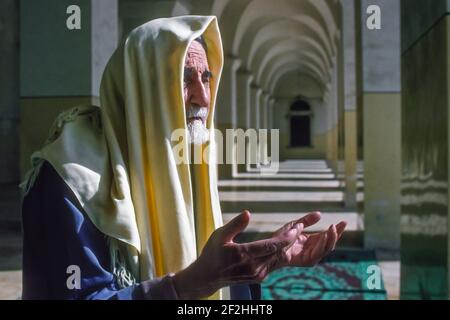 Homme âgé dans la prière Grande mosquée Damas Syrie Banque D'Images