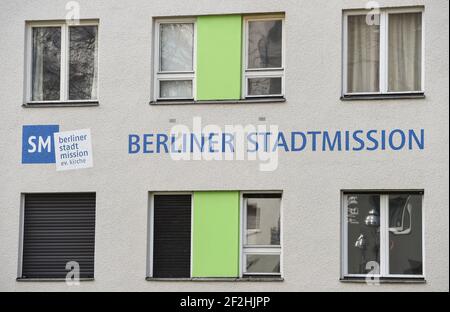 Berlin, Allemagne. 09e mars 2021. Le logo peut être vu sur un mur de maison du centre à la gare principale de la ville de Berlin Mission. Credit: Kira Hofmann/dpa-Zentralbild/ZB/dpa/Alay Live News Banque D'Images