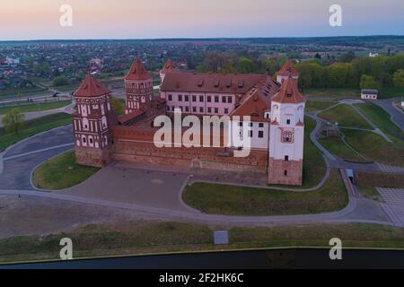 Vue aérienne du château de Mir le soir d'avril. Mir, Bélarus Banque D'Images