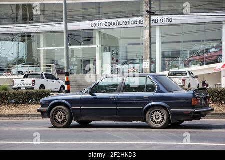 Chiangmai, Thaïlande - février 9 2021 : voiture privée, BMW 316. Sur la route n°1001, à 8 km de la ville de Chiangmai. Banque D'Images