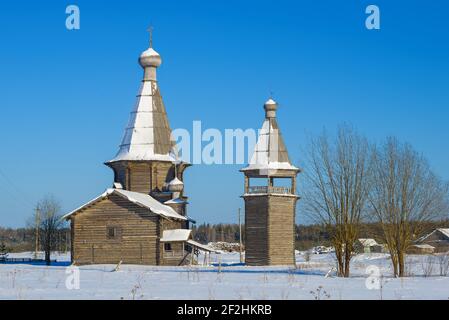 Vue sur l'ancienne église de Saint-Jean Chrysostome avec un clocher (1665) le jour ensoleillé de février. Saunino, district de Kargopol. Région d'Arkhangelsk, Russie Banque D'Images