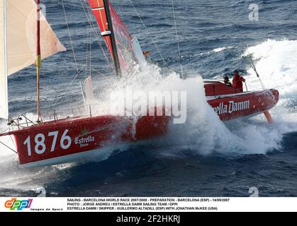 VOILE - BARCELONA WORLD RACE 2007/2008 - PREPARATION - BARCELONE (ESP) - 14/09/2007 PHOTO : JORGE ANDREU / ESTRELLA DAMM ÉQUIPE DE VOILE / DPPI ESTRELLA DAMM / SKIPPER : GUILLERMO ALTADILL (ESP) AVEC JONATHAN MCKEE (ETATS-UNIS) Banque D'Images