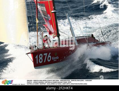 VOILE - BARCELONA WORLD RACE 2007/2008 - PREPARATION - BARCELONE (ESP) - 14/09/2007 PHOTO : JORGE ANDREU / ESTRELLA DAMM ÉQUIPE DE VOILE / DPPI ESTRELLA DAMM / SKIPPER : GUILLERMO ALTADILL (ESP) AVEC JONATHAN MCKEE (ETATS-UNIS) Banque D'Images