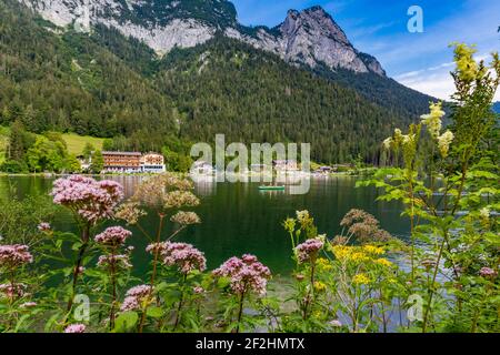 Boater sur Hintersee, Ramsau, dans le dos Reiteralpe, Berchtesgaden, Alpes Berchtesgaden, Parc national de Berchtesgaden, Berchtesgadener Land, Haute-Bavière, Bavière, Allemagne, Europe Banque D'Images