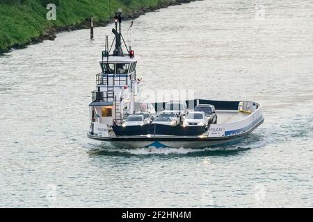 Le ferry Pelican quitte Miami pour Fisher Island le soir de novembre. Banque D'Images