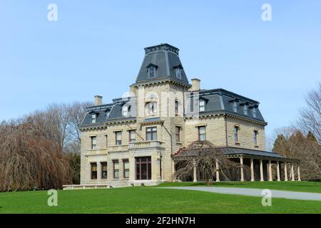 Chateau-sur-Mer est une maison historique de style château dans le quartier historique de Newport, Rhode Island RI, Etats-Unis. Cette maison, construite en 1852, était h Banque D'Images