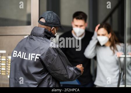 Huissier de recouvrement de dette à porte dans le masque Banque D'Images