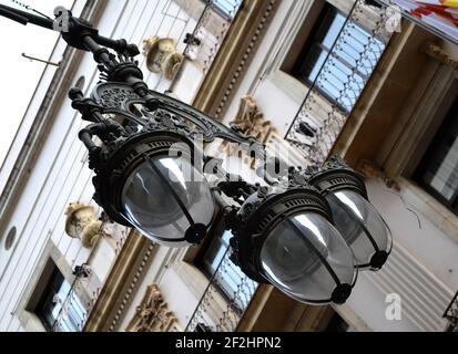 Les belles lampes de rue qui ligne Carrer de Ferran à Barcelone, Espagne. Banque D'Images