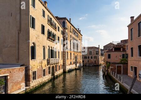 Vue de juin du Canal Rio di Noale à Venise, Italie en Europe Banque D'Images